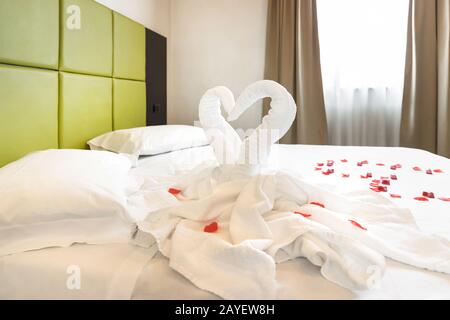 Zwei weiße Handtuchschwaden auf dem Bett Stockfoto