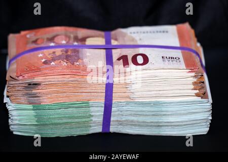 Mehrere tausend Euro in Banknoten, auf einem Stapel gebündelte Banknoten Stockfoto