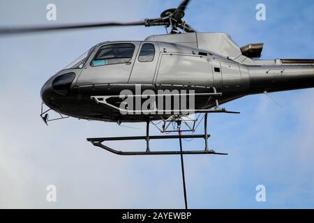 Ein Frachthubschrauber auf der Bahnbaustelle Köthen, Masttransport Stockfoto