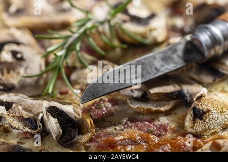 Nahaufnahme von Pilzpizzen mit Rosmarin Stockfoto