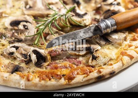 Nahaufnahme von Pilzpizzen mit Rosmarin Stockfoto