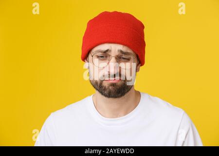 Nach Hispanic Mann über isolierte Hintergrund gedrückt und für Not, Sorgen, Wut und Angst. Traurige Ausdruck Stockfoto