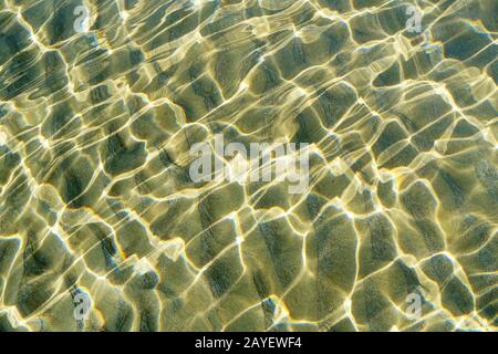 Lichtreflexe im klaren Wasser Stockfoto