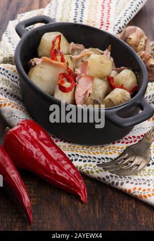 Jerusalem Artischocke aus Gratin mit Schinken und Chili. Frikassee, Früchte Stockfoto