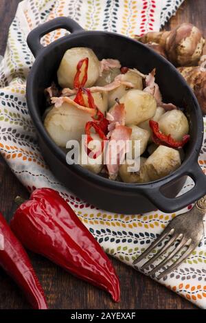 Jerusalem Artischocke aus Gratin mit Schinken und Chili. Frikassee, Früchte Stockfoto