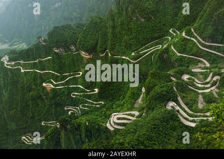 Berge Straße in Tianmenshan Naturpark - China Stockfoto