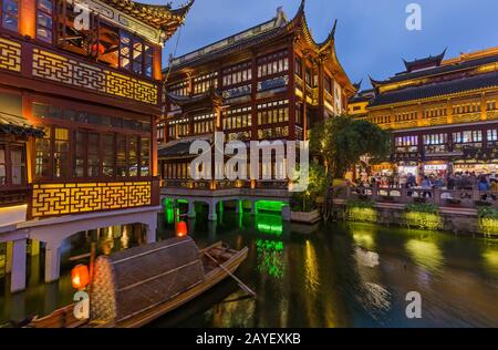 Shanghai, China - 22. Mai 2018: Alte Straße in der Nähe des Yuyuan-Gartens (Garten des Glücks) im Zentrum von Shanghai Stockfoto