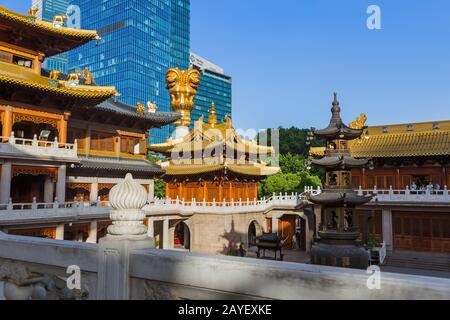 Shanghai, China - 23. Mai 2018: Sonnenuntergang über dem Jing an Tempel in Shanghai, China Stockfoto