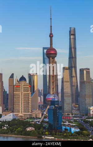 Shanghai, China - 23. Mai 2018: Blick auf den Sonnenuntergang über der modernen Skyline von Pudong in Shanghai, China Stockfoto