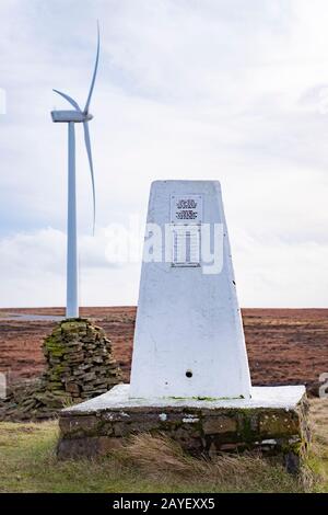 TRIG Point auf Dem Nab Hill und der Windenergieanlage, Ovenden Moor-Windfarm, Yorkshire, Großbritannien Stockfoto