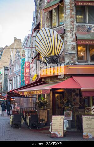 Kleine Gasse mit vielen Restaurants in Brüssel, Belgien Stockfoto