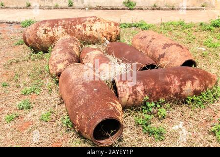 Verrostene alte Bomben und Treibstofftanks, die aus dem vietnamkrieg übrig geblieben sind, erinnern an den Luftkrieg in Vietnam. Stockfoto