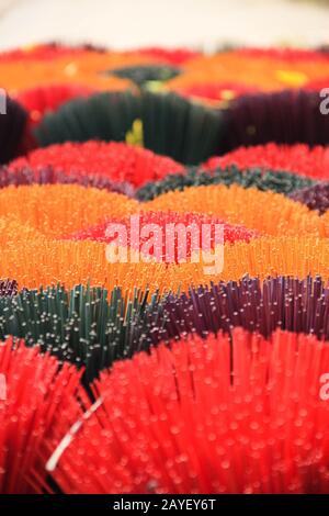 Blumensträuße mit bunten Räucherstäbchen, die in Hoi An, Vietnam, trocken in der Sonne stehen Stockfoto