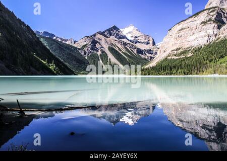 Wunderschönes Spiegelbild des Mount Robson im See. Jasper National Park, Canadian Rockies, Kanada Stockfoto