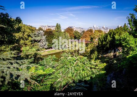 Teich im Buttes-Chaumont Park, Paris Stockfoto