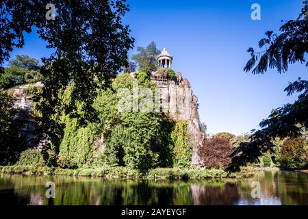 Sibyl Tempel und See im Buttes-Chaumont Park, Paris Stockfoto