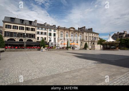 Stadt Quimper, Frankreich. Malerische Aussicht auf die Piazza am Quimper Place Saint Corentin. Stockfoto