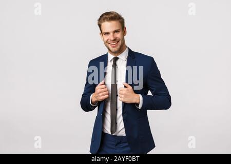 Vertrauen, Eleganz und Geschäftskonzept. Hübsche junge, stilvolle Geschäftsfrau im Anzug, mit Jucketjacke und lächelnder, gezeichneter Grüppchen Stockfoto