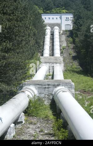 Metall Wasser Leitungen des Wasserkraftwerk Stockfoto