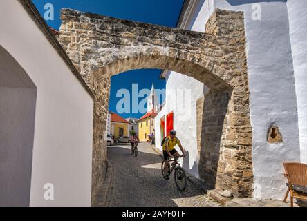 Zum alten Stadttor, Gasse in Rust, Neusiedler See, im burgenländischen Österreich, in Mitteleuropa Stockfoto