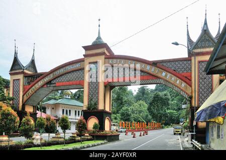Fußgängerbrücke in Padang Panjang Indonesien Stockfoto