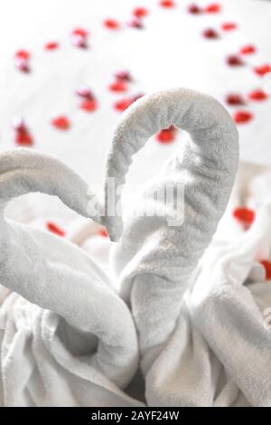 Zwei weiße Handtuchschwaden auf dem Bett Stockfoto