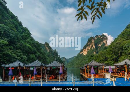 Touristenboote, die auf Passagiere am Baofeng Lake warten Stockfoto