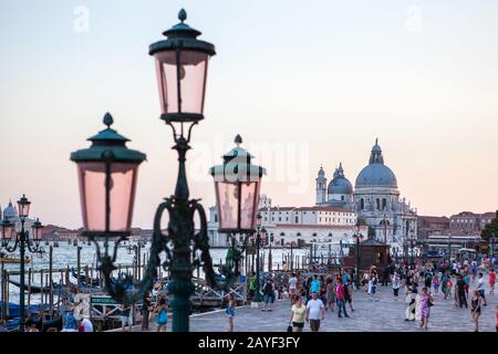 Venedig, Italien - 23 AUGUST 2012. Stadtbild mit Blick auf die Basilika Santa Maria della Salute und den Canal Grande. Stockfoto