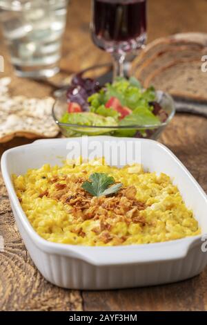 Hausgemachte schwäbische Spaetzle auf Holz Stockfoto