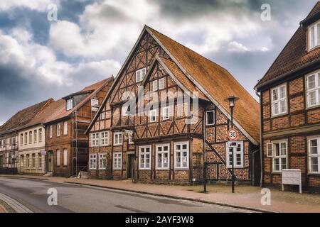 Alte Fachwerkhäuser an der Hauptstraße Stockfoto