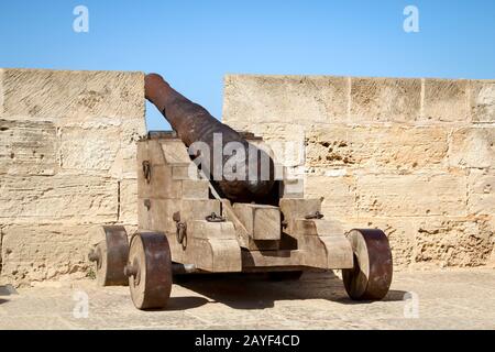 Eine mittelalterliche Kanone an einem Hafenbecken Stockfoto