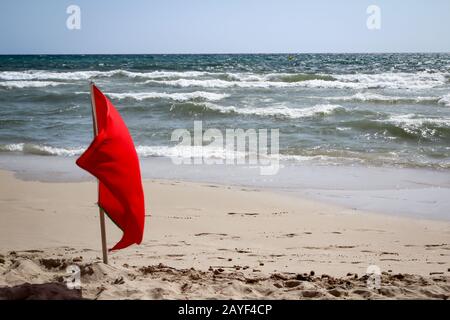 Flaggen am Strand weisen auf Gefahren wie Quallen, Unterstrom und andere Gefahren hin Stockfoto