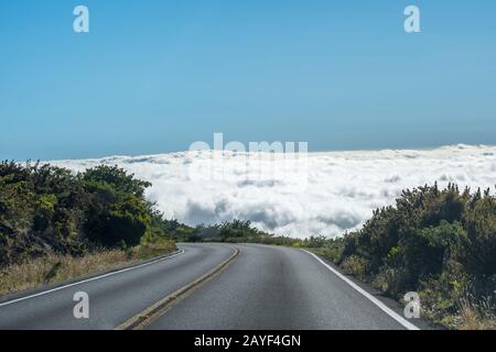 Ein weiter Weg auf der Straße von in Maui, Hawaii Stockfoto