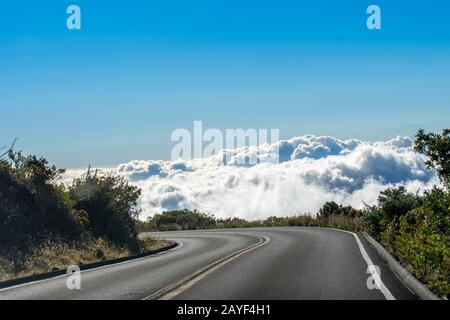 Ein weiter Weg auf der Straße von in Maui, Hawaii Stockfoto