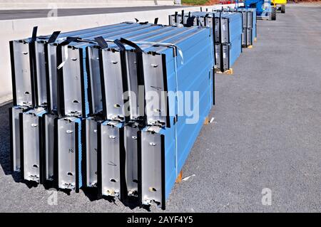 Gelagerte Metallelemente Lärmschutzwand Baustelle Stockfoto