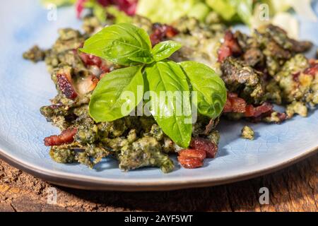 Tiroler Spätzle mit Schinken und Salat Stockfoto