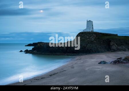 Llanddwyn Island auf der Insel Anglesey vor Sonnenaufgang gefangen genommen. Stockfoto