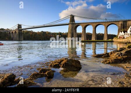 Die Thomas Telford Suspension Bridge wurde von Anglesey aus erobert. Stockfoto