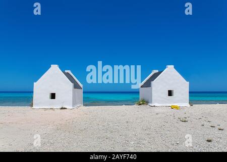 Zwei weiße Häuser am Strand mit blauem Meer Stockfoto