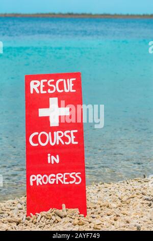 Rotes Warnschild für Rettungsübung in der Nähe des Meeres Stockfoto