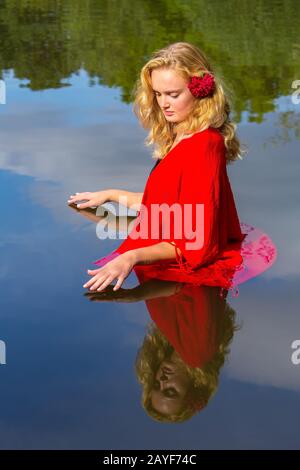 Portrait blonde europäische Frau steht im Wasser Stockfoto