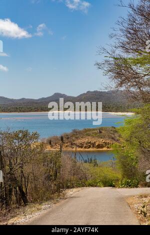 Landschaft mit Straßensee und Bergen Stockfoto