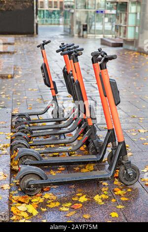 In der Einkaufsstraße von Helsinki geparkte Elektrostufen Stockfoto