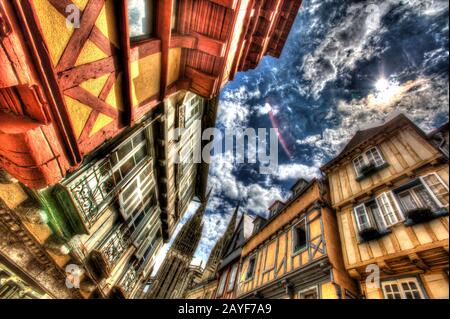 Stadt Quimper, Frankreich. Kunstvoll angewinkelter Blick auf die historische Holzrahmenarchitektur in der Rue Kereon von Qumiper. Stockfoto