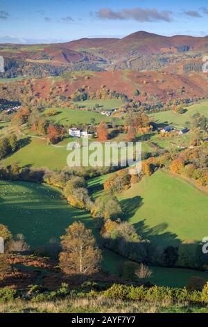 Der Blick von Castell Dinas Bran auf den Panorama-Spaziergang in der Nähe von Lllangollen in Nordwales mit den Berwyn Mountains in der Ferne. Stockfoto