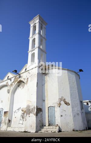 Griechisch-orthodoxe Erzengel-Michael-Kirche mit Ikonenmuseum, das sanierungsbedürftig ist Stockfoto