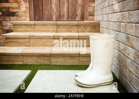 Gummistiefel in der Nähe der Tür Stockfoto