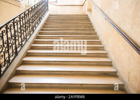 Marmortreppe mit Treppe im Luxussaal Stockfoto