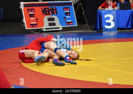 Orenburg, Russland - 29. Oktober 2016: Mädchen treten in Sambo bei der Meisterschaft von Russland in Sambo am an Stockfoto