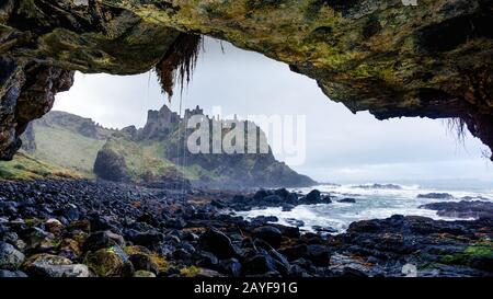 Dunluce Castle auf der Klippe in Bushmills, Drehort von Game of Thrones, Castle Greyjoy Stockfoto